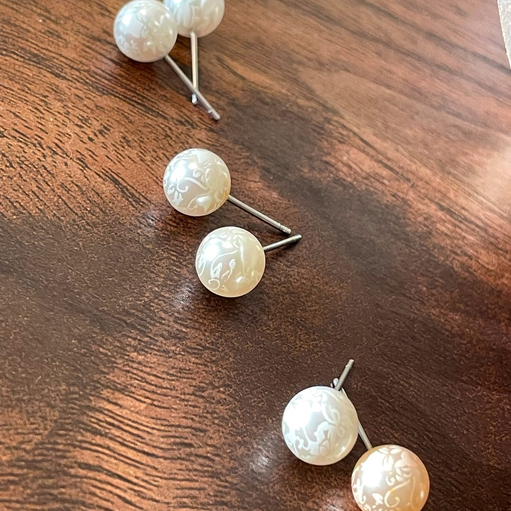 Claire’s Stud Floral Ball Earrings
